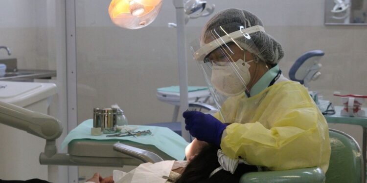 Nilton Lins oferece atendimentos odontológicos para comunidade em Manaus