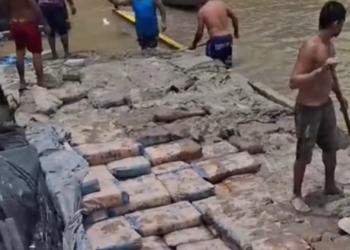 Estiagem: Balsa colide com pedras e naufraga no rio Juruá