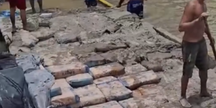 Estiagem: Balsa colide com pedras e naufraga no rio Juruá