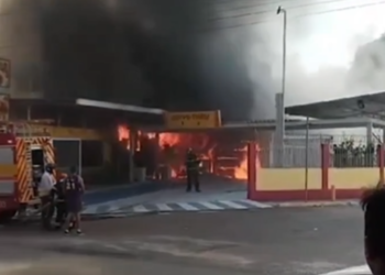 Vídeo: Incêndio destrói loja de bolos em Manaus