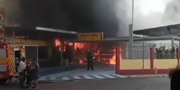 Vídeo: Incêndio destrói loja de bolos em Manaus