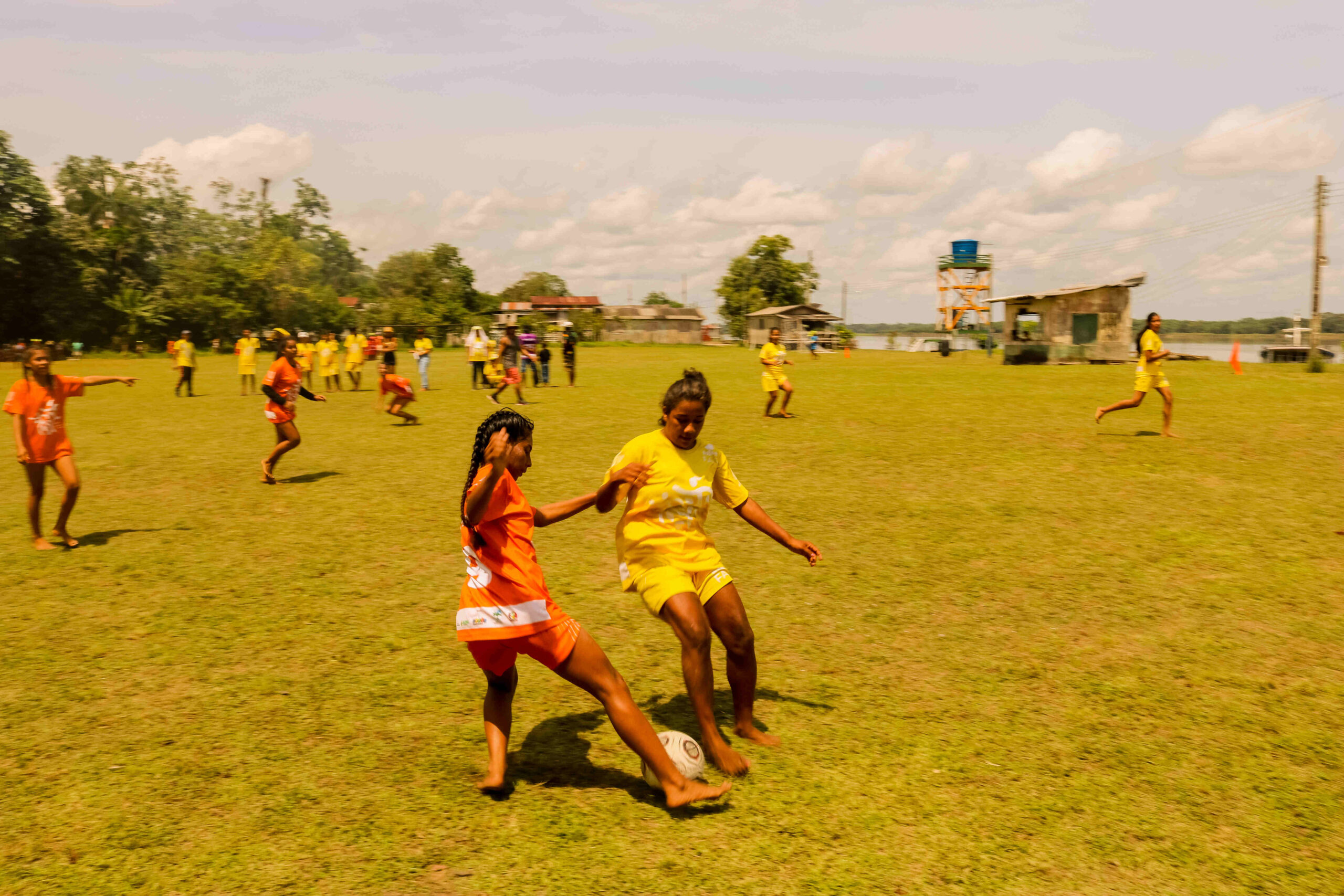 Meninas ribeirinhas driblam preconceito e sonham com participação na próxima Copa