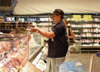 Em shopping, Carrefour é flagrado vendendo produtos impróprios para consumo