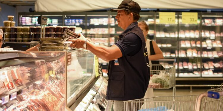 Em shopping, Carrefour é flagrado vendendo produtos impróprios para consumo