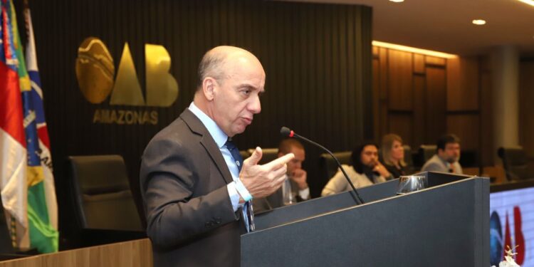 Presidente do TCE-AM palestra em congresso de direito tributário na OAB Amazonas