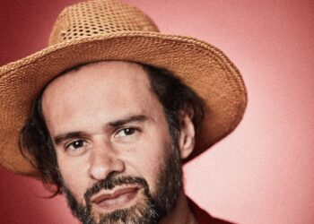 Marcelo Jeneci canta sucessos da MPB em Manaus