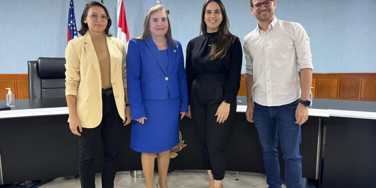 Presidente em exercício do TCE-AM dá posse a mais quatro aprovados no concurso público