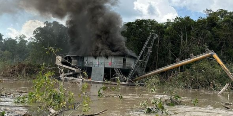 Exército destrói mais duas balsas utilizadas no garimpo ilegal no Amazonas