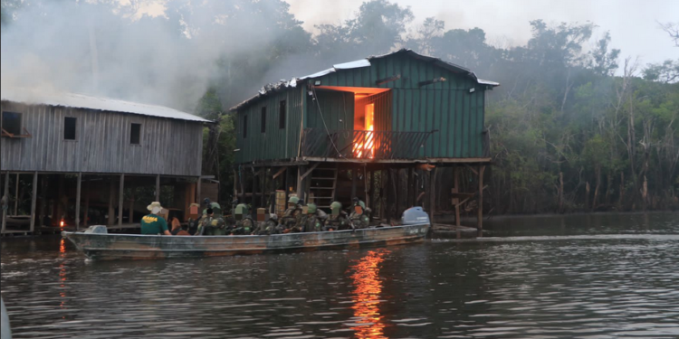 No Amazonas, Exército destrói 72 dragas utilizadas no garimpo ilegal