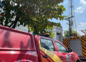 Incêndio atinge prédio da TV Encontro das Águas no bairro Praça 14 em Manaus