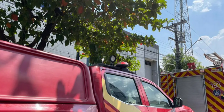 Incêndio atinge prédio da TV Encontro das Águas no bairro Praça 14 em Manaus
