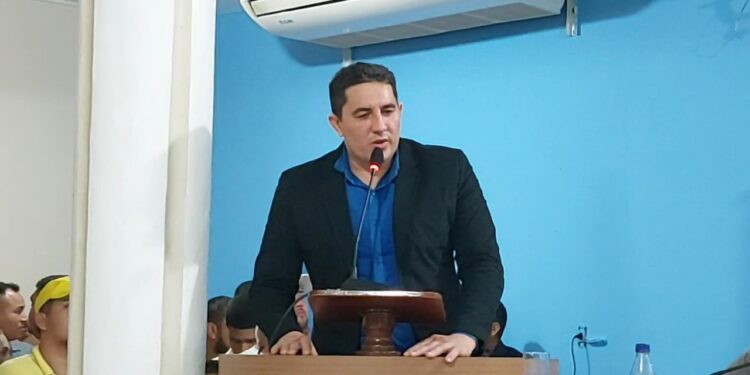 Em Borba, Simão Peixoto recebe apoio da população e reassume mandato de prefeito