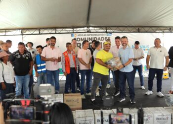 Vereador participa da entrega de embarcações e motores para comunidades rurais de Manaus