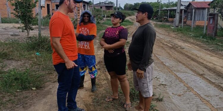 Vereador de Parintins visita Mocambo; agrovila foi afetada por forte temporal