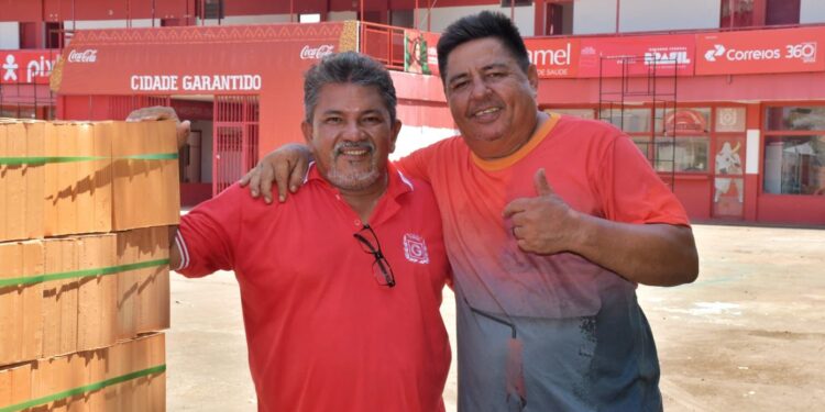 Sócios doam materiais para reforma do curral do Boi Garantido