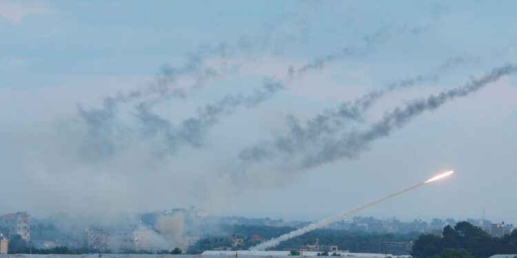 Várias companhias aéreas suspendem voos após ataque a Israel