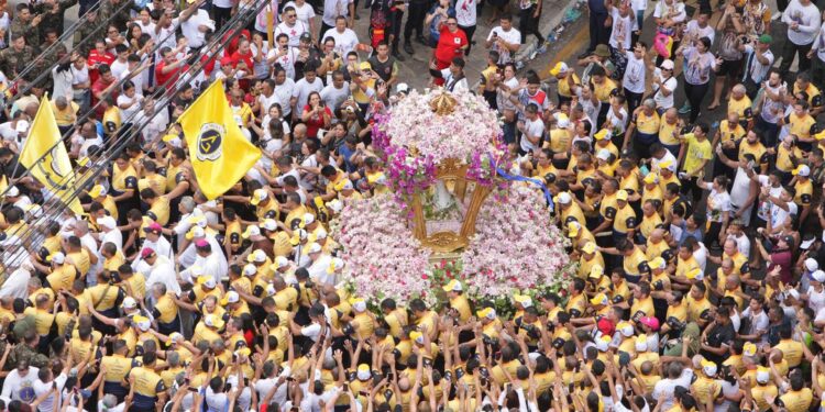 Círio de Nazaré leva multidão às ruas de Belém