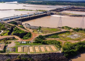 Seca faz usina suspender geração de energia em Rondônia