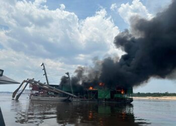 No rio Negro, PF destrói balsas utilizadas no garimpo ilegal e apreende ouro