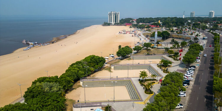 Prefeito de Manaus anuncia fechamento da praia da Ponta Negra para o banho