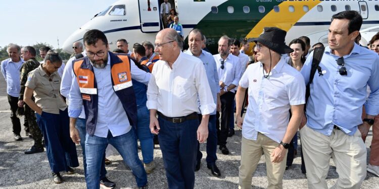 Comitiva em Manaus anuncia obras de dragagem e reforço de brigadistas