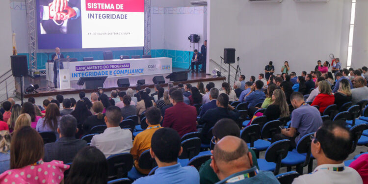 Presidente do TCE-AM palestra em lançamento de programa de governança da Prefeitura de Manaus