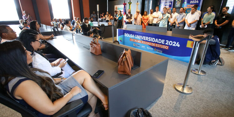 Prefeito lança edital do Programa Bolsa Universidade com mais de 34 mil vagas em Manaus