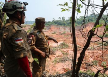 Bombeiros e Defesa Civil analisam margens do rio onde houve desbarrancamento em Beruri