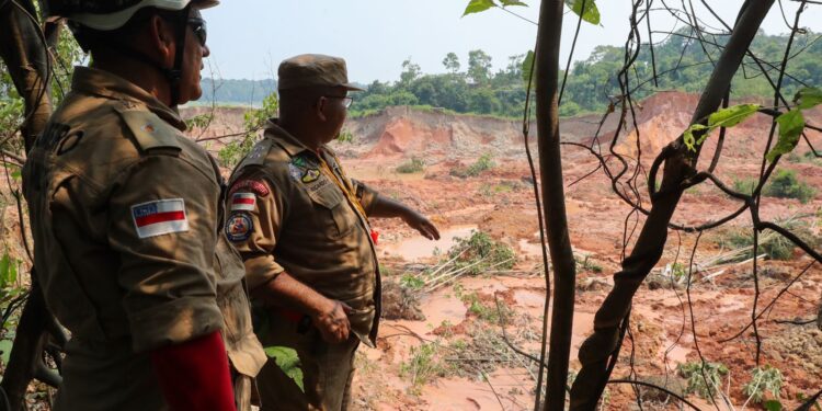 Bombeiros e Defesa Civil analisam margens do rio onde houve desbarrancamento em Beruri