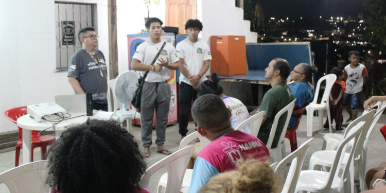 Coletivo ‘Soul do Monte’ leva aulas de reforço escolar, artesanato, flauta e capoeira para moradores de comunidade no AM