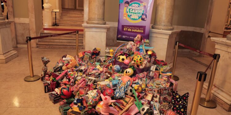 Em noite solidária, Governo do Amazonas une rock e música clássica no Teatro Amazonas