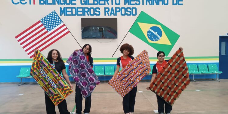 Projeto pedagógico utiliza tecidos africanos no ensino de Matemática e de História