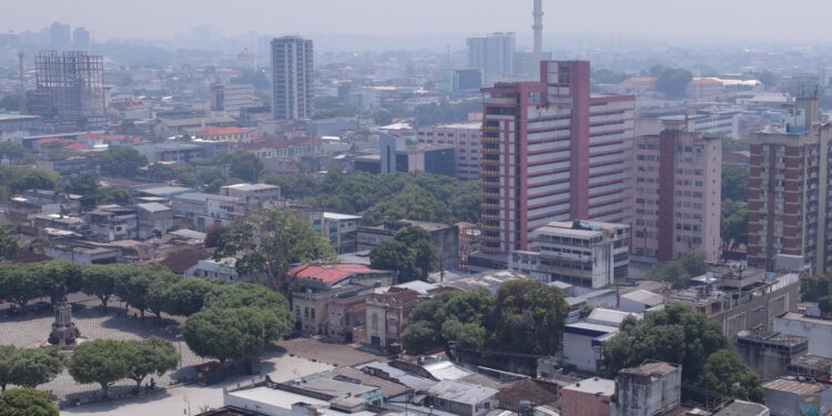 Fumaça que encobre Manaus tem origem nas cidades da Região Metropolitana, diz prefeitura
