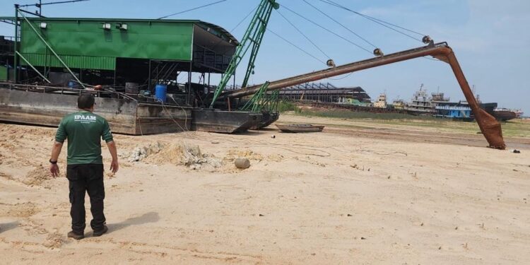 Ipaam multa em R$ 200 mil estaleiro que fazia reparos em dragas de garimpo