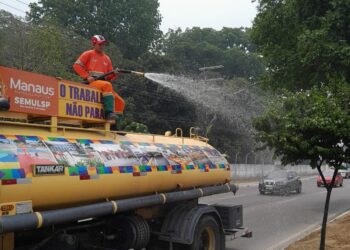 Ruas são refriadas para evitar focos de incêndio e minimizar calor em Manaus