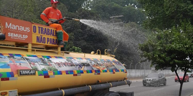 Ruas são refriadas para evitar focos de incêndio e minimizar calor em Manaus