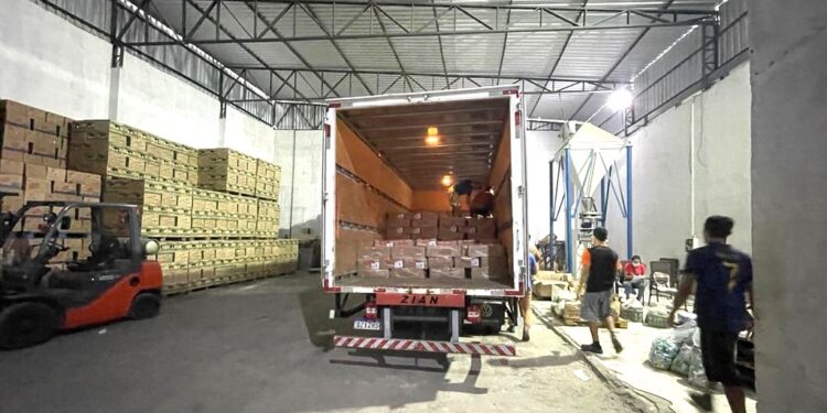 Visa Manaus apreende 13 toneladas de alimentos com prazo de validade adulterado na zona Leste