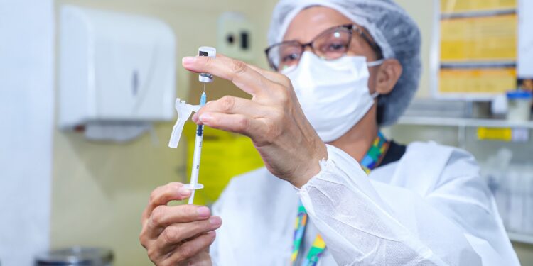 Vacinação contra Covid-19 segue em nove pontos da Prefeitura de Manaus neste sábado, 14/10