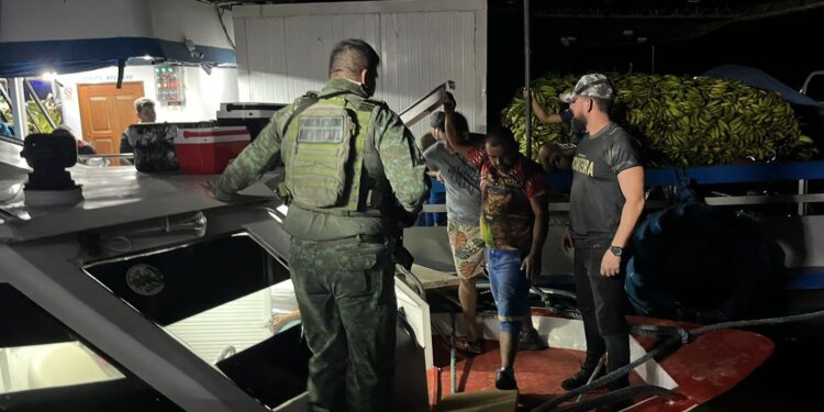 Policiais e bombeiros resgatam passageiros de lancha expresso que bateu em banco de areia