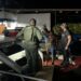 Policiais e bombeiros resgatam passageiros de lancha expresso que bateu em banco de areia