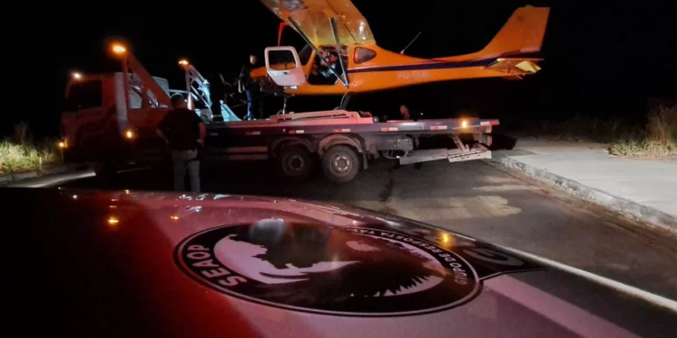 Polícia prende pilotos de aeronave suspeitos de realizarem transporte de drogas por via aérea