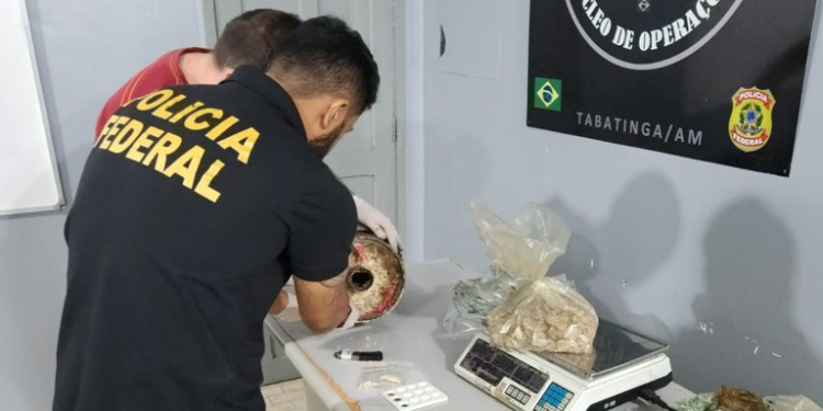 Homem é preso pela Polícia Federal ao esconder drogas em motor