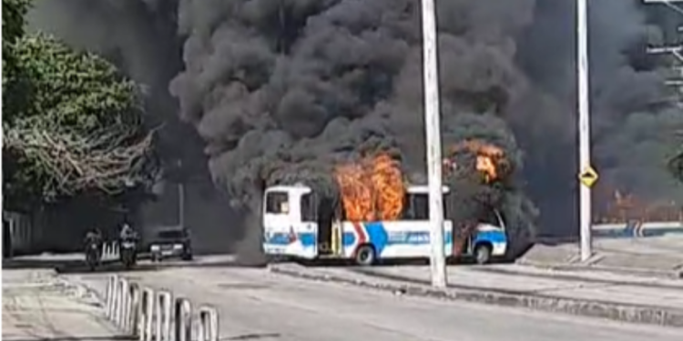 Zona Oeste tem 30 ônibus incendiados após sobrinho do miliciano ser morto