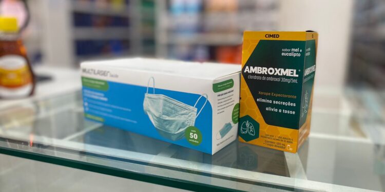 Demandas por xaropes e máscaras disparam após onda de fumaça em Manaus