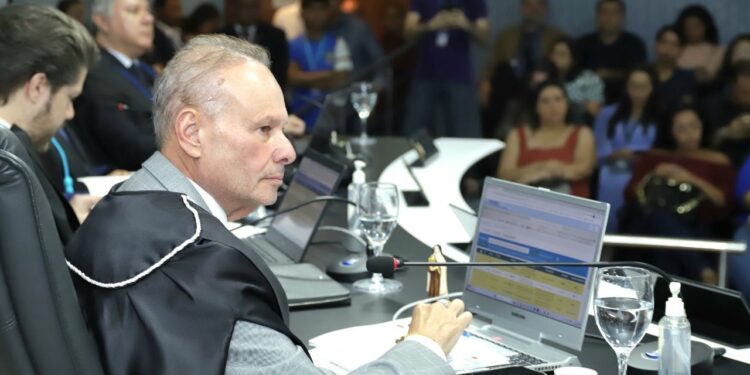 Prefeito de Manacapuru tem 48 horas para explicar gastos com show de Zé Vaqueiro