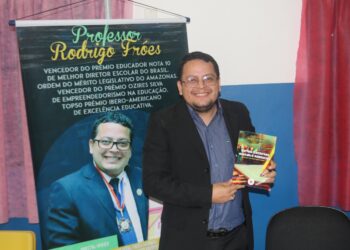 Rodrigo Froés lança livro que aborda impressões e reflexões sobre o ensino