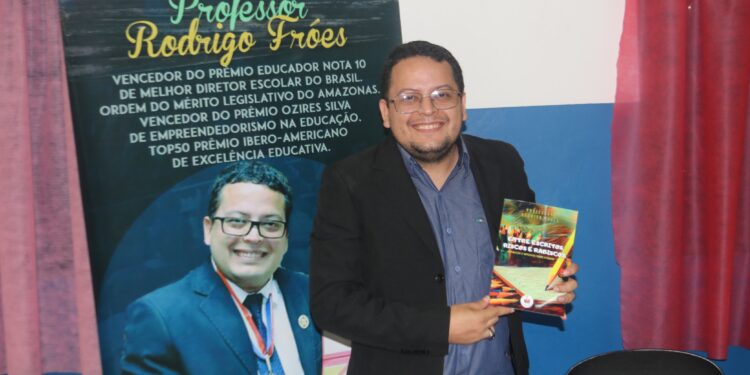 Rodrigo Froés lança livro que aborda impressões e reflexões sobre o ensino