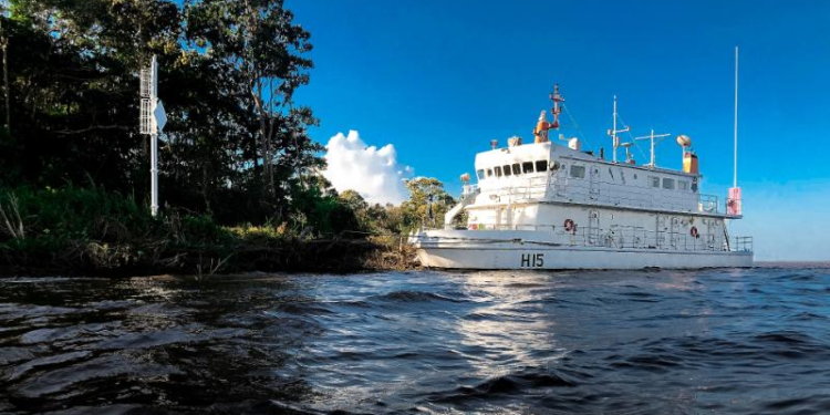 Marinha baliza rios do AM para navegação segura durante seca