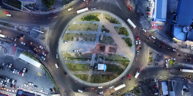 Avenida Autaz-Mirim é parcialmente interditada para avanço da obra do complexo viário Rei Pelé
