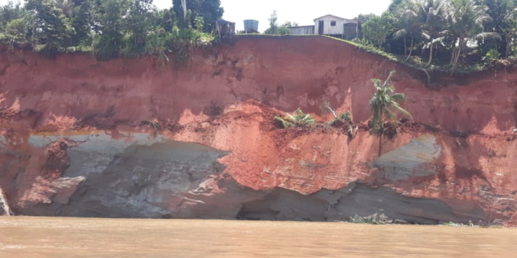 Força-tarefa é instalada para atender moradores da comunidade de Beruri após desbarrancamento